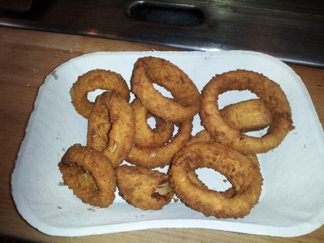 A basket of onion rings